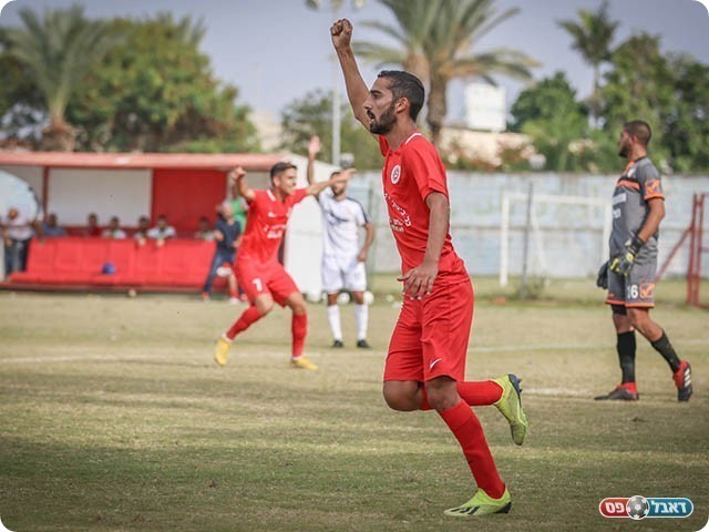 שלום אדרי חוגג בניצחון הגדול אתמול על הרצליה (נזיה סולטאן)